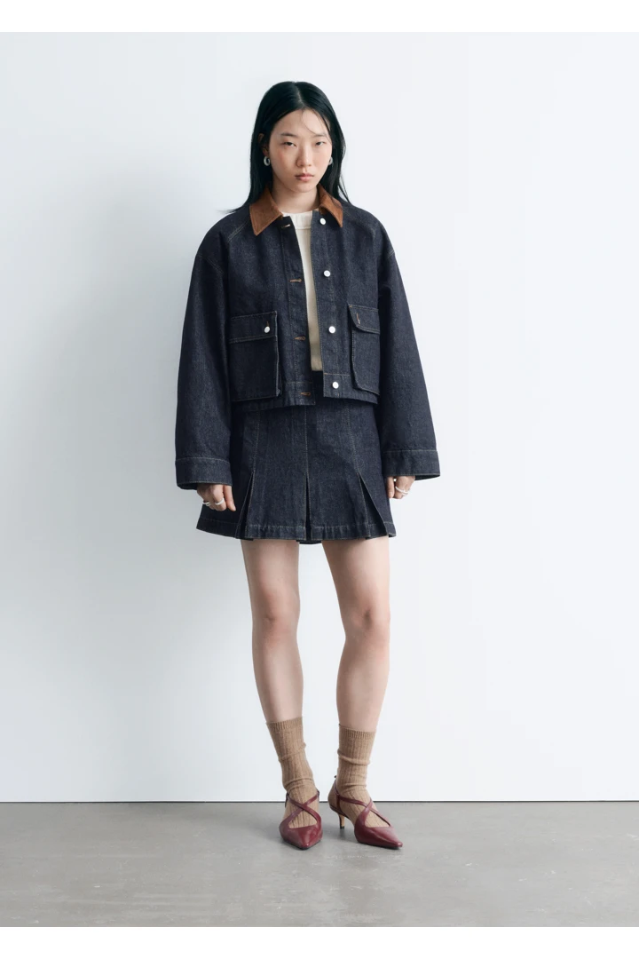 앤아더스토리즈 플리츠 데님 미니 스커트의 네이비컬러 ECOMLook입니다.