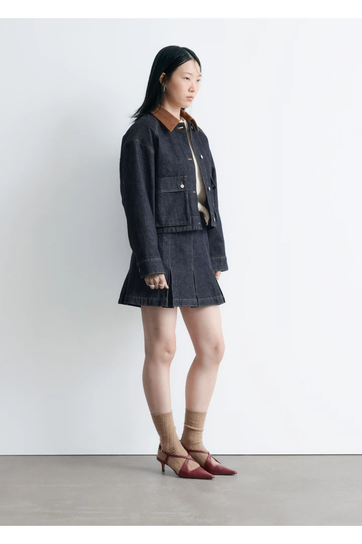 앤아더스토리즈 플리츠 데님 미니 스커트의 네이비컬러 ECOMLook입니다.