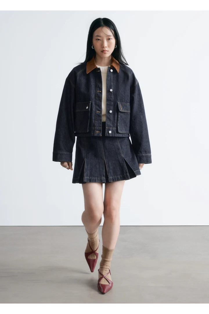 앤아더스토리즈 플리츠 데님 미니 스커트의 네이비컬러 ECOMLook입니다.