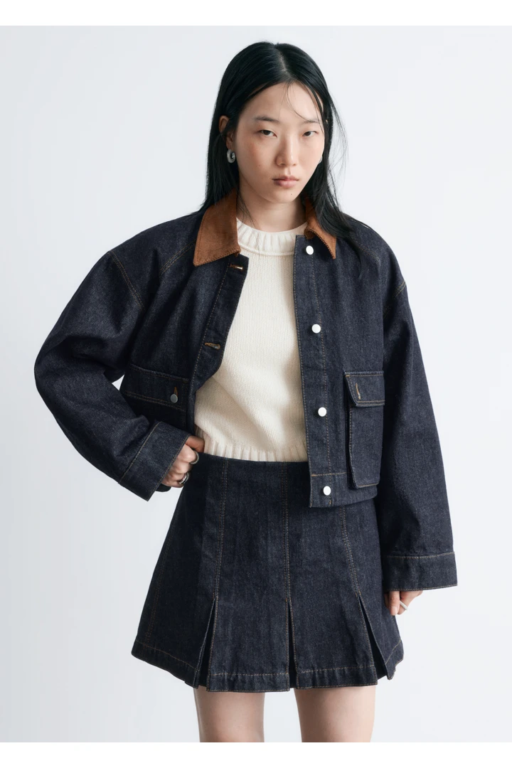 앤아더스토리즈 플리츠 데님 미니 스커트의 네이비컬러 ECOMLook입니다.