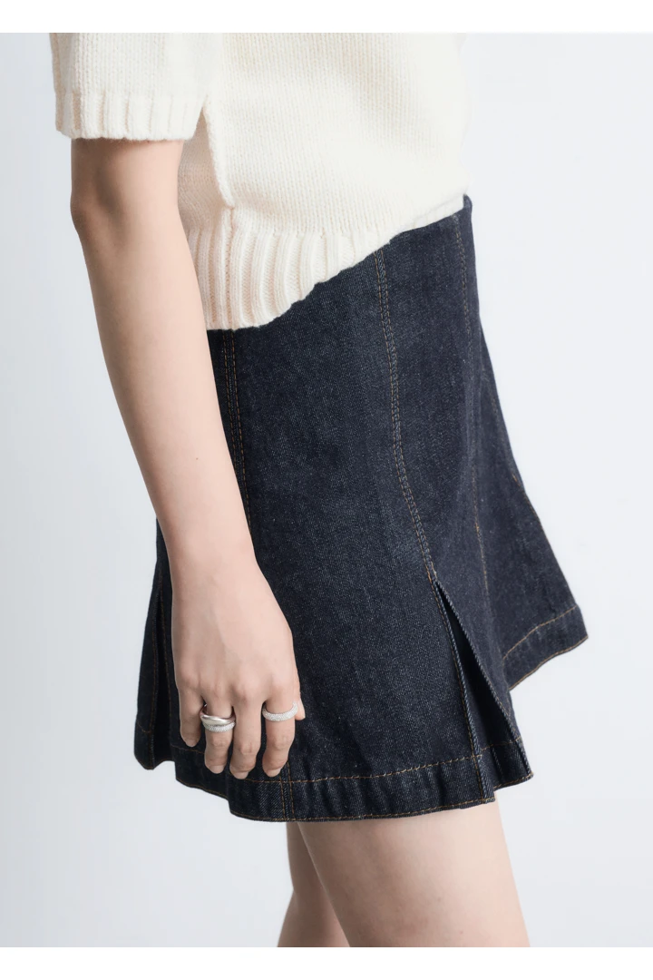 앤아더스토리즈 플리츠 데님 미니 스커트의 네이비컬러 ECOMLook입니다.