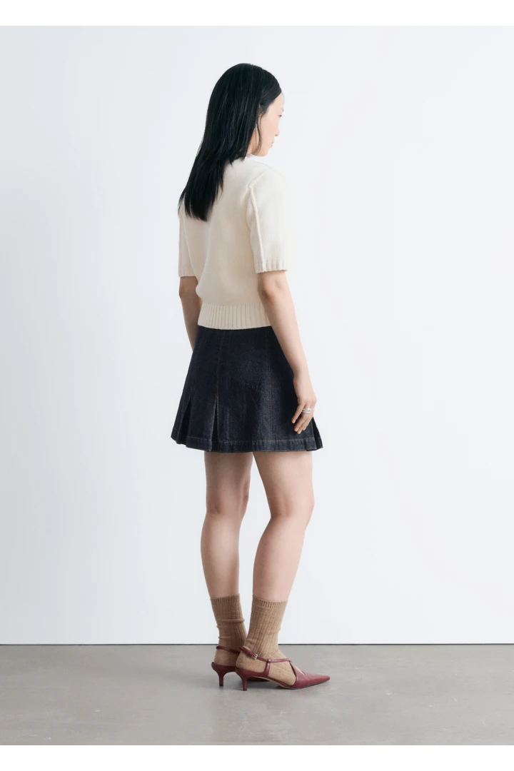 앤아더스토리즈 플리츠 데님 미니 스커트의 네이비컬러 ECOMLook입니다.