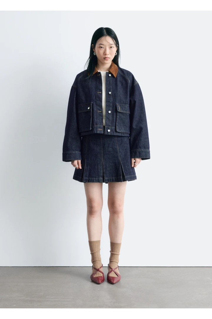 앤아더스토리즈 플리츠 데님 미니 스커트의 네이비컬러 ECOMLook입니다.