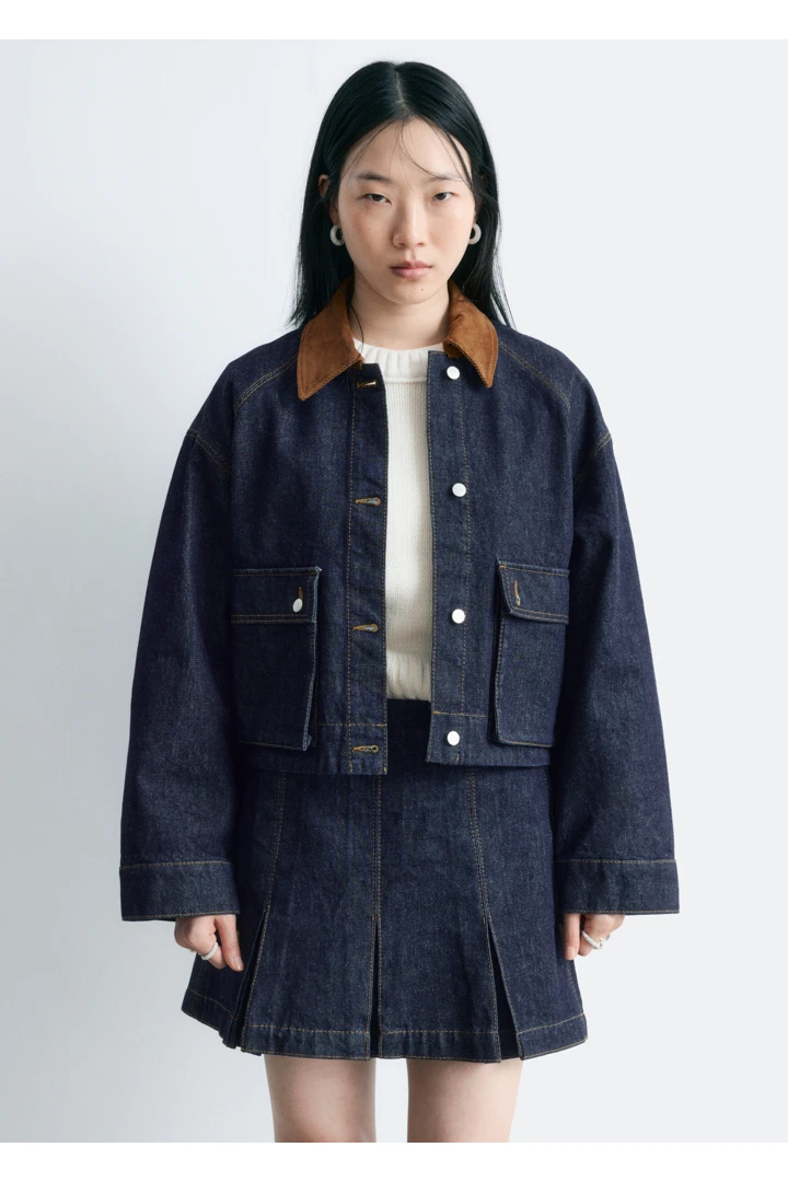 앤아더스토리즈 플리츠 데님 미니 스커트의 네이비컬러 ECOMLook입니다.