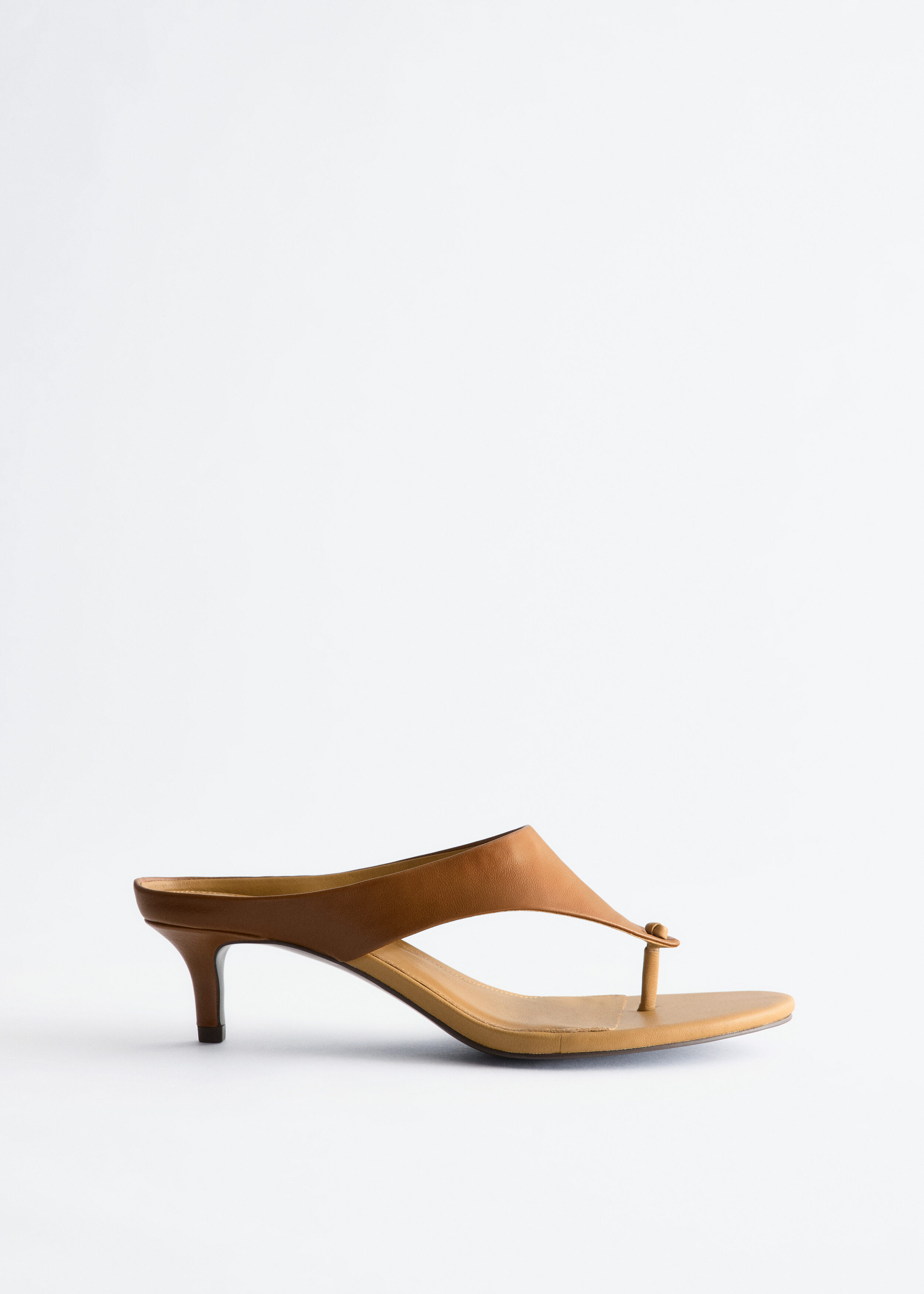 앤아더스토리즈 레더 키튼 힐의 코냑컬러 Product입니다.