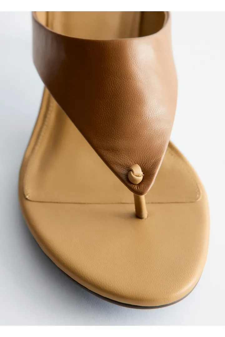 앤아더스토리즈 레더 키튼 힐의 코냑컬러 Product입니다.