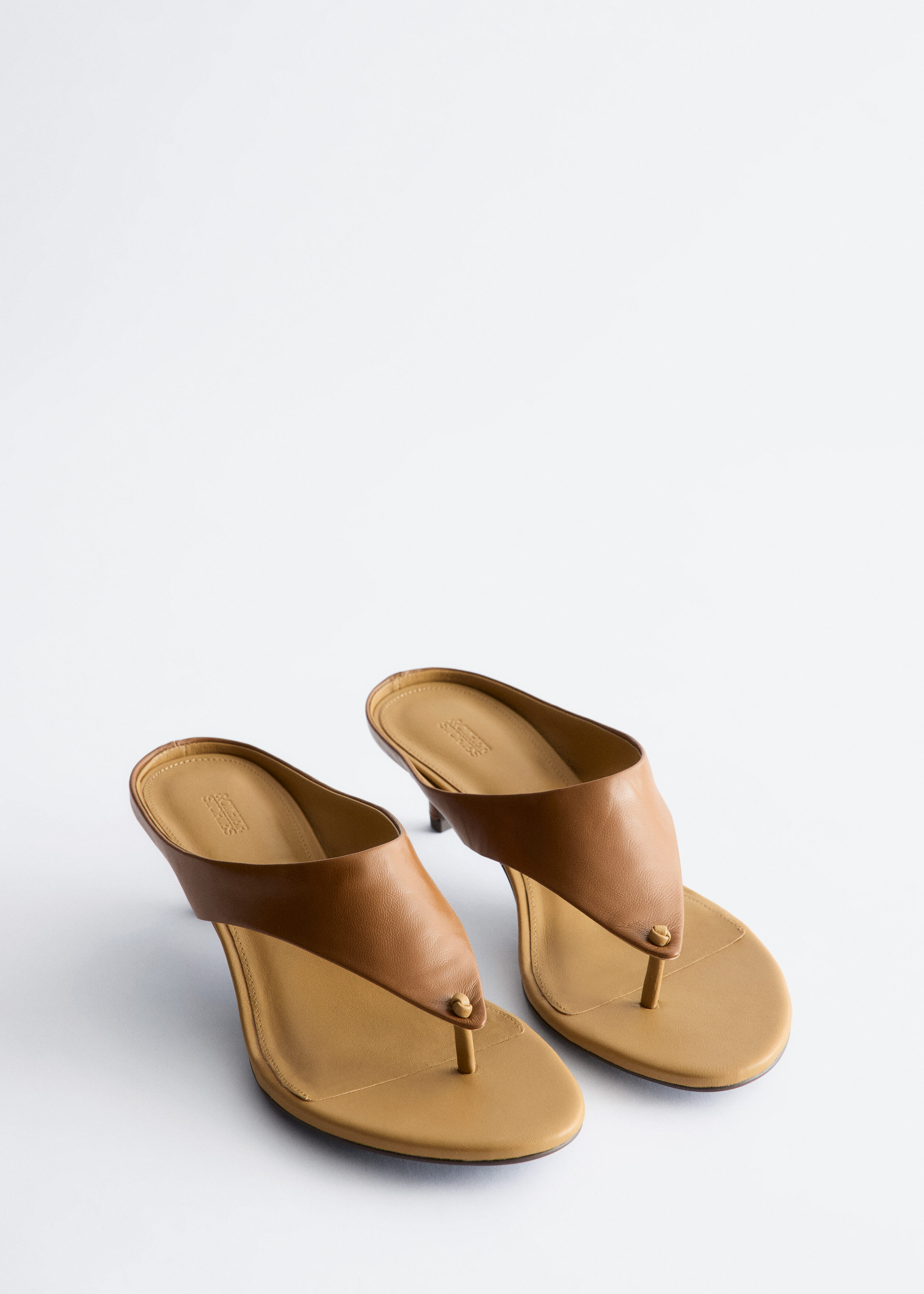 앤아더스토리즈 레더 키튼 힐의 코냑컬러 Product입니다.