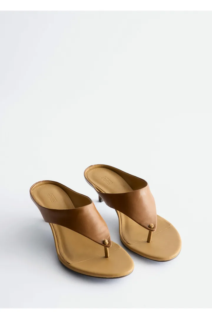 앤아더스토리즈 레더 키튼 힐의 코냑컬러 Product입니다.