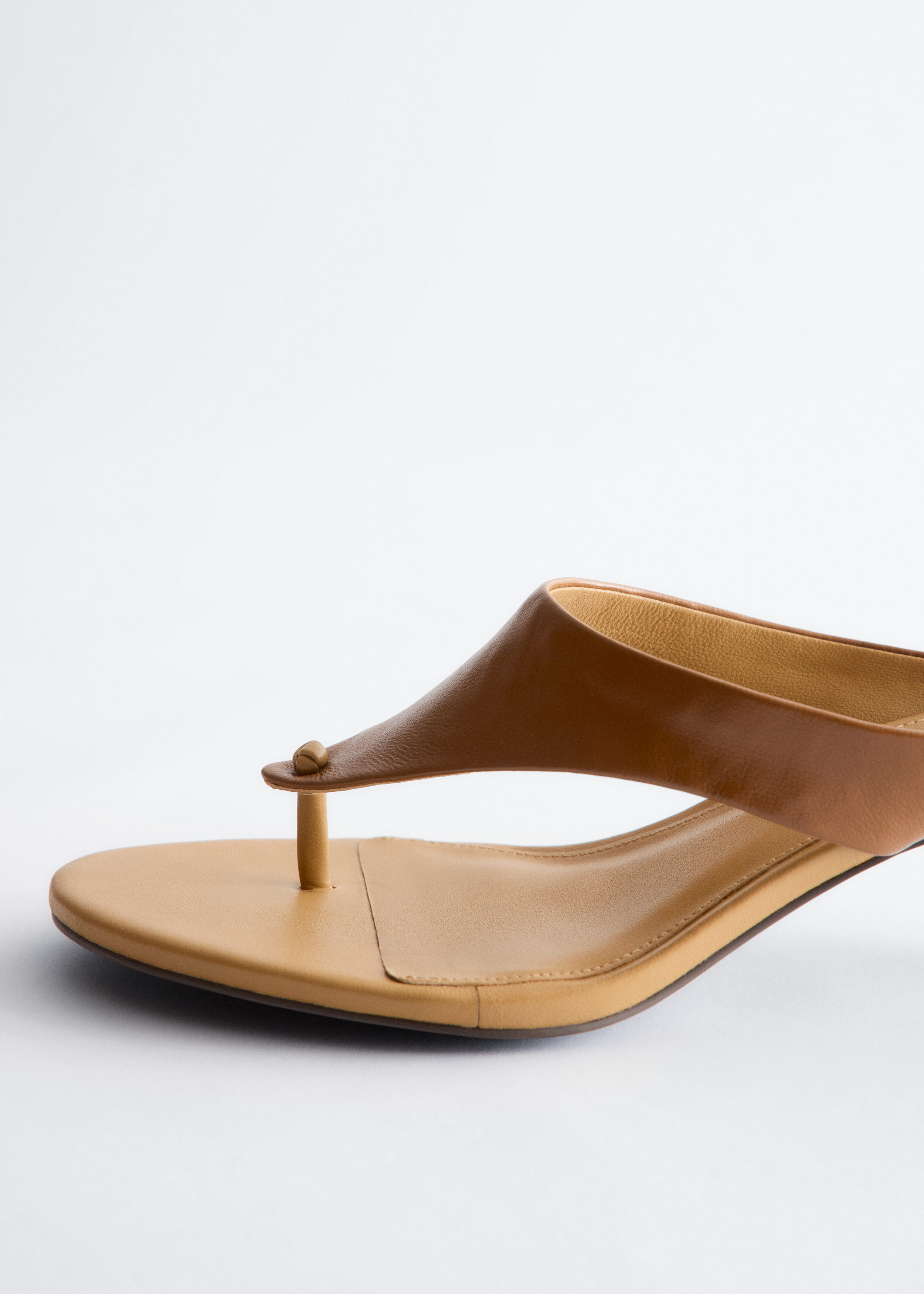 앤아더스토리즈 레더 키튼 힐의 코냑컬러 Product입니다.