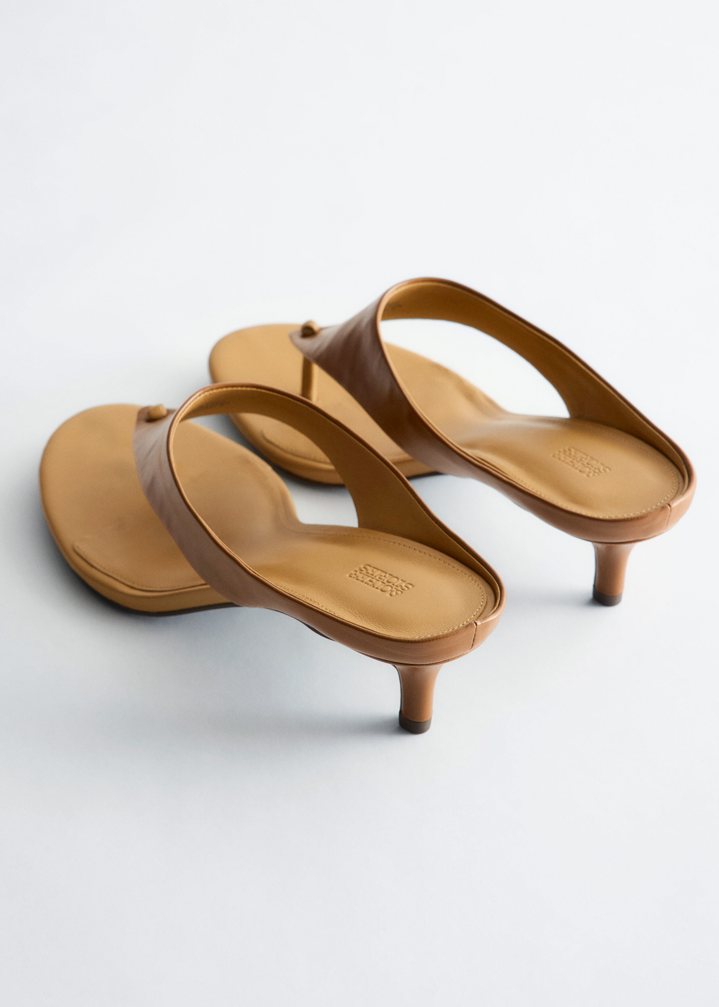 앤아더스토리즈 레더 키튼 힐의 코냑컬러 Product입니다.