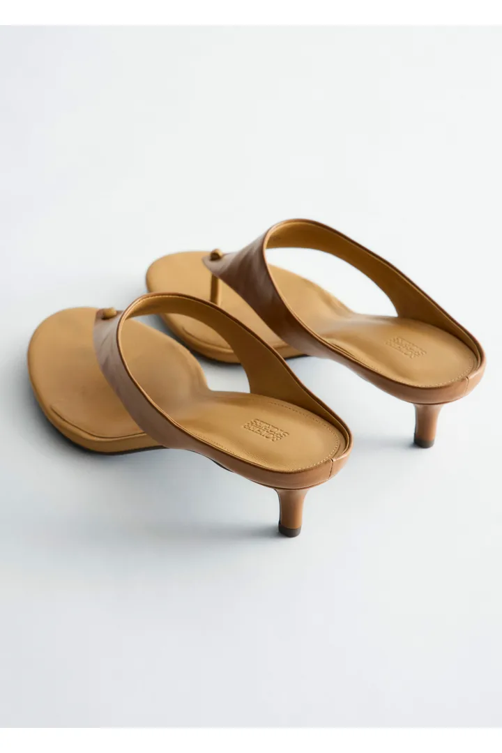 앤아더스토리즈 레더 키튼 힐의 코냑컬러 Product입니다.