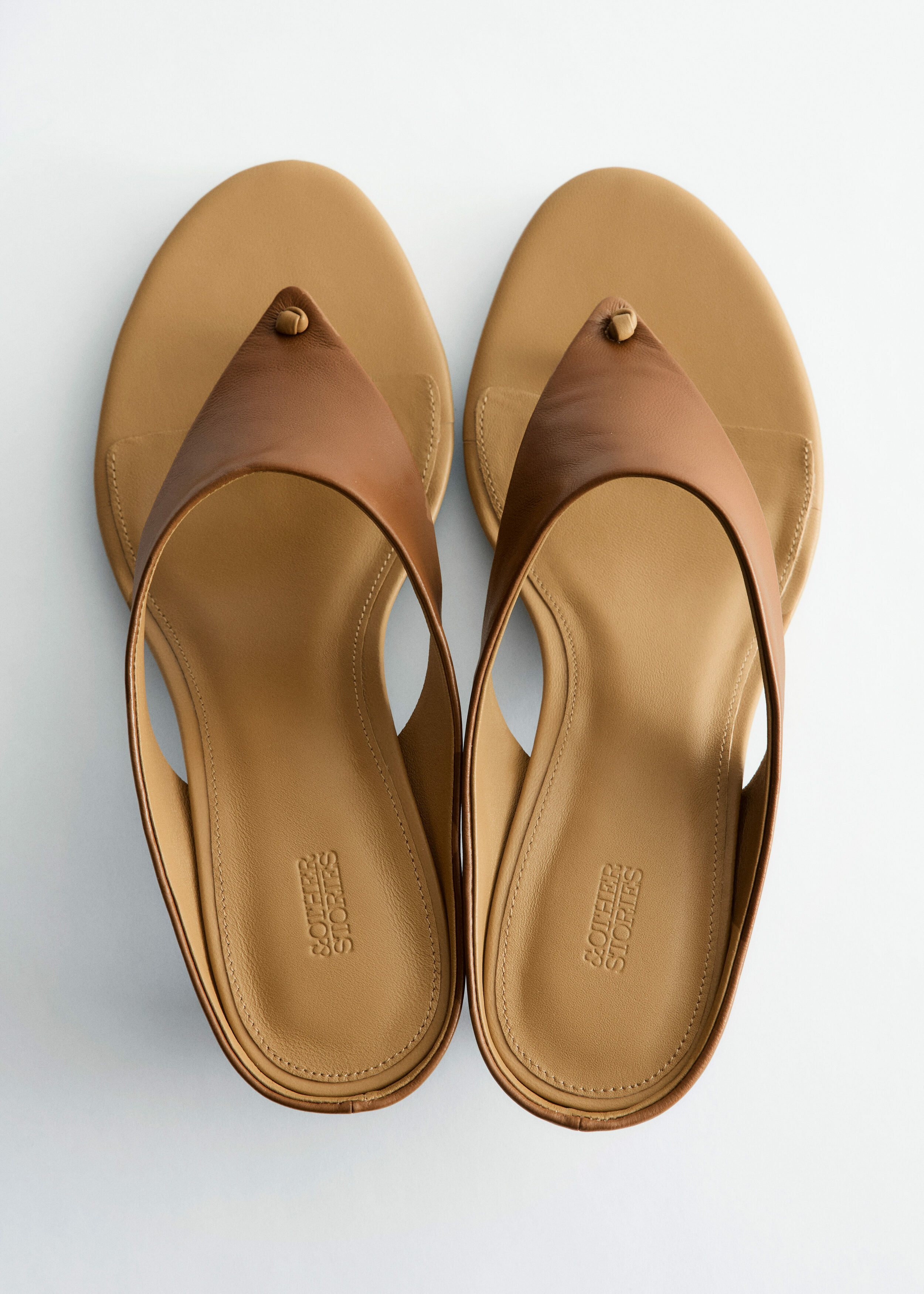 앤아더스토리즈 레더 키튼 힐의 코냑컬러 Product입니다.