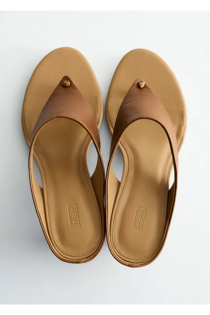 앤아더스토리즈 레더 키튼 힐의 코냑컬러 Product입니다.