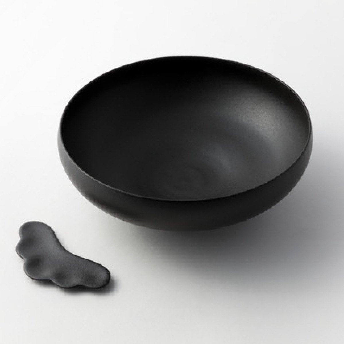 소니아스갤러리 [현대백화점] [H.Point Pay현대백화점카드5%즉시할인~04/05]윤석준작가 면기 M & 구름수저받침 세트 (블랙) +할인쿠폰