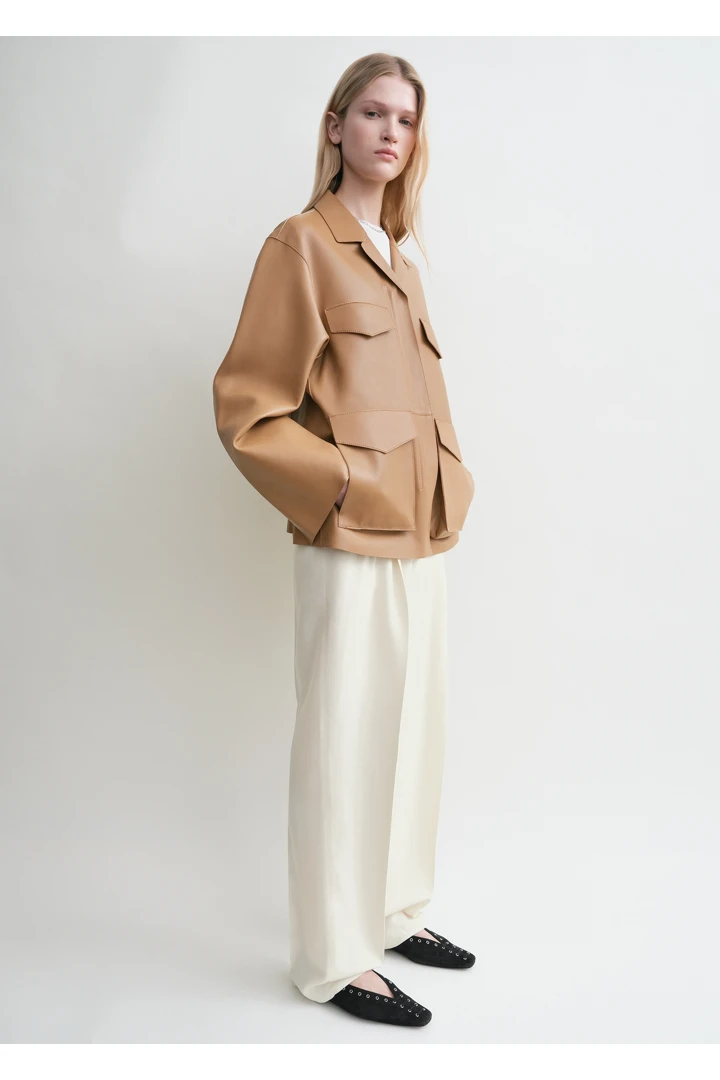 TOTEME 아미 레더 재킷 카멜의 카멜컬러 1번쨰 이미지입니다.