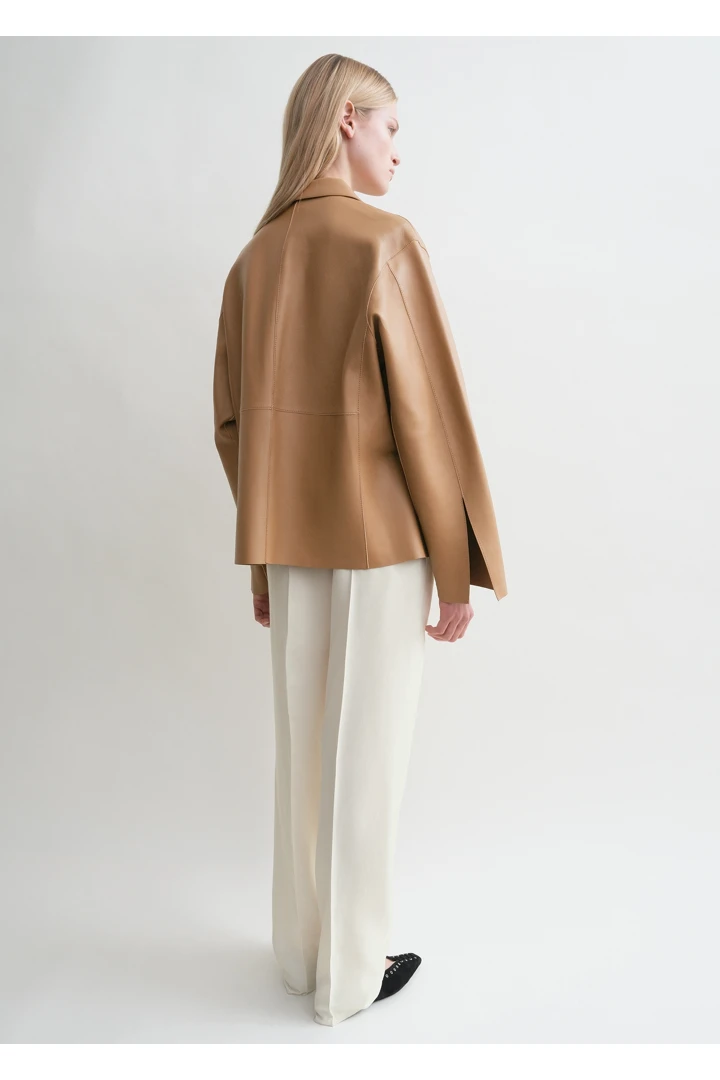 TOTEME 아미 레더 재킷 카멜의 카멜컬러 2번쨰 이미지입니다.