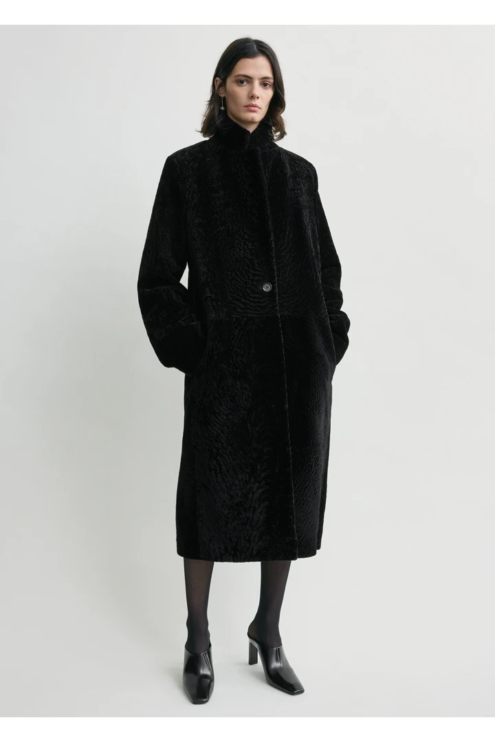 TOTEME 클래식 시어링 코트 블랙의 블랙컬러 0번쨰 이미지입니다.