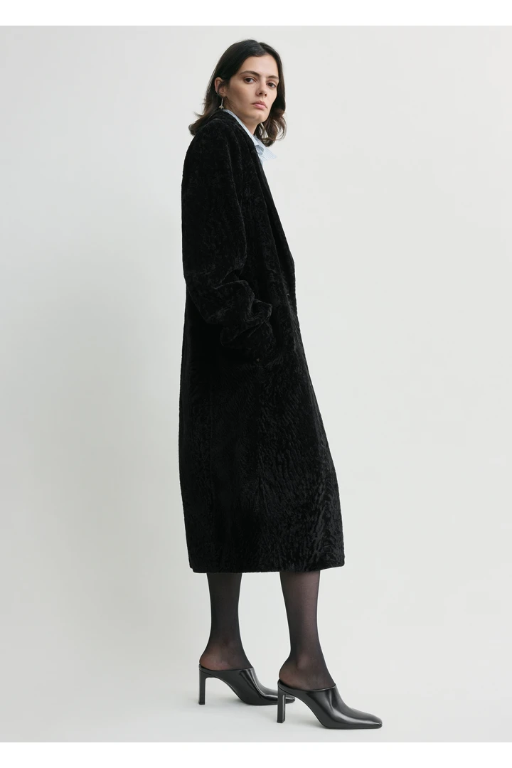 TOTEME 클래식 시어링 코트 블랙의 블랙컬러 1번쨰 이미지입니다.