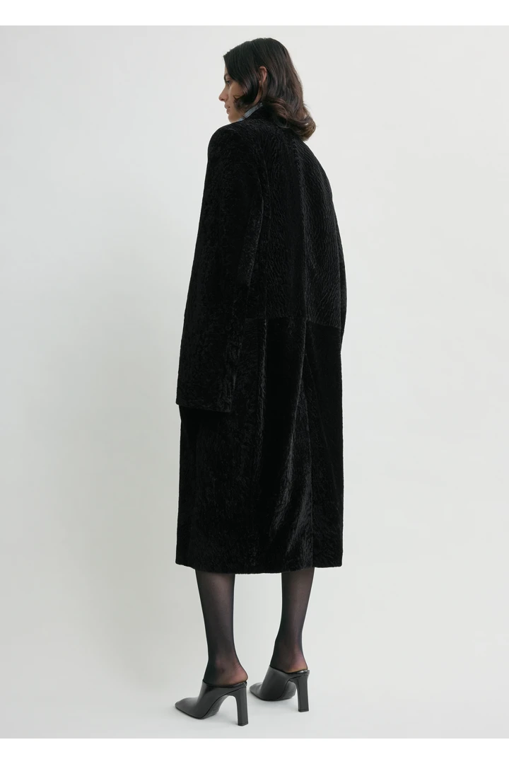 TOTEME 클래식 시어링 코트 블랙의 블랙컬러 2번쨰 이미지입니다.