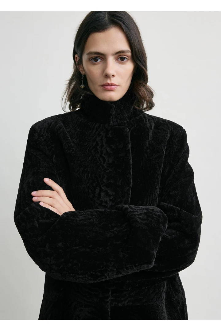 TOTEME 클래식 시어링 코트 블랙의 블랙컬러 3번쨰 이미지입니다.