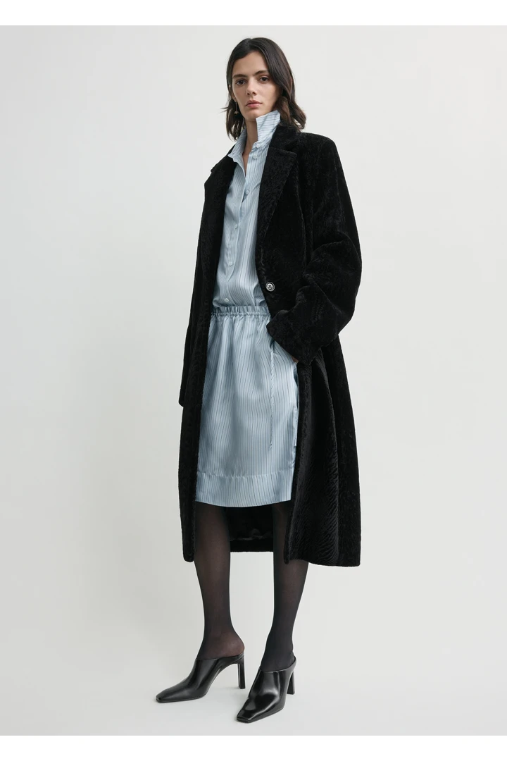 TOTEME 클래식 시어링 코트 블랙의 블랙컬러 4번쨰 이미지입니다.