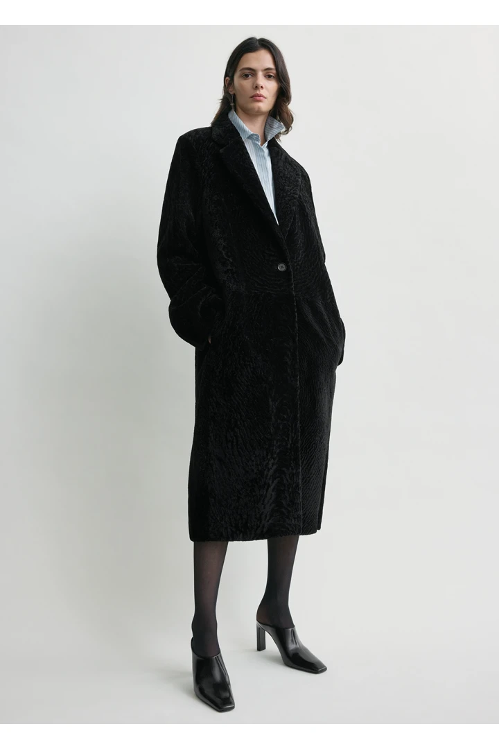 TOTEME 클래식 시어링 코트 블랙의 블랙컬러 5번쨰 이미지입니다.