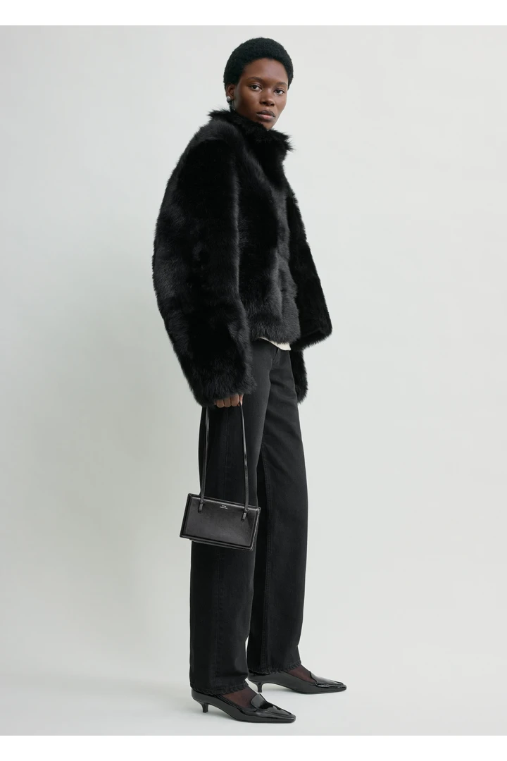 TOTEME 실키 시어링 재킷 블랙의 블랙컬러 0번쨰 이미지입니다.