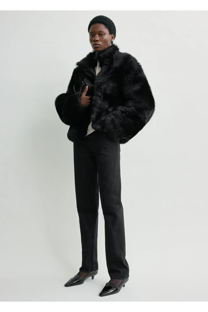 TOTEME 실키 시어링 재킷 블랙의 블랙컬러 1번쨰 이미지입니다.