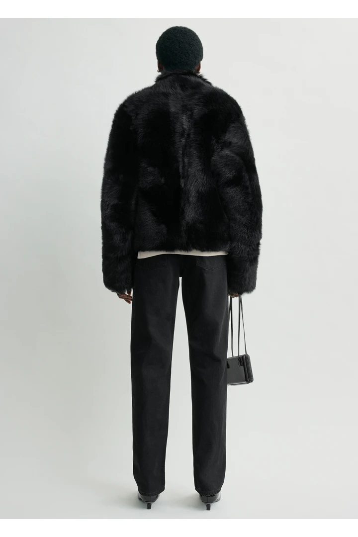 TOTEME 실키 시어링 재킷 블랙의 블랙컬러 2번쨰 이미지입니다.