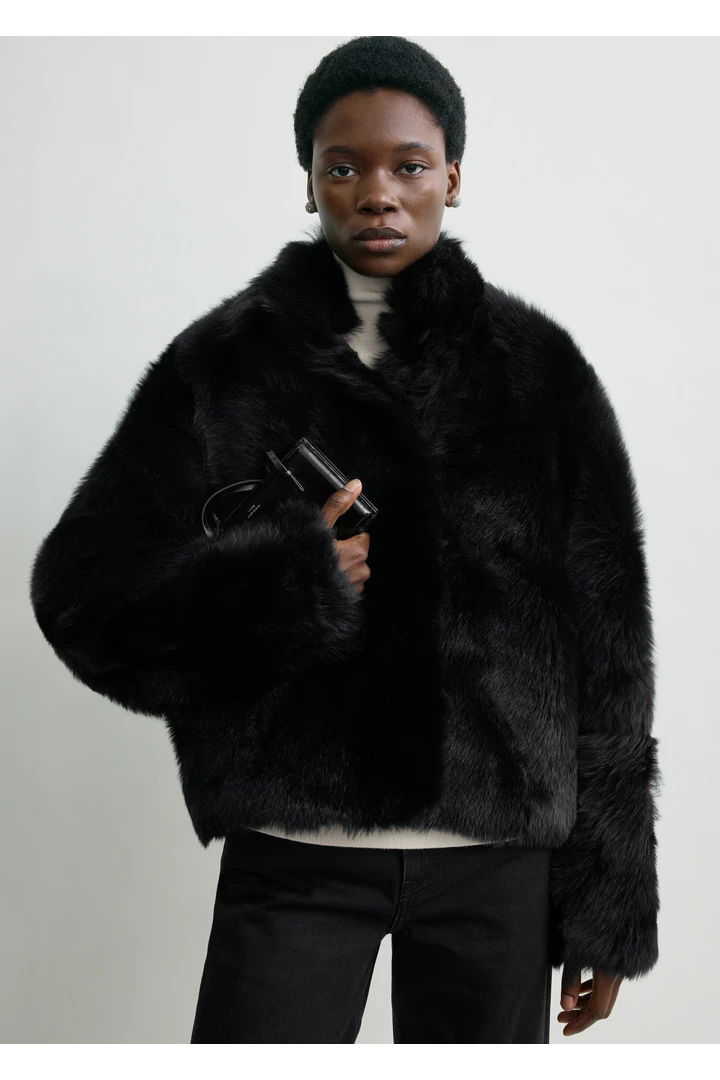 TOTEME 실키 시어링 재킷 블랙의 블랙컬러 3번쨰 이미지입니다.