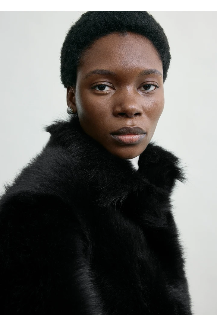 TOTEME 실키 시어링 재킷 블랙의 블랙컬러 4번쨰 이미지입니다.