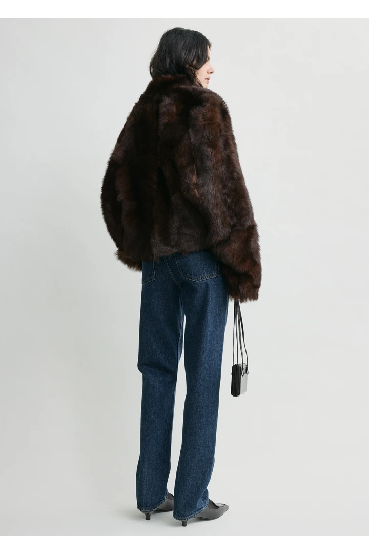 TOTEME 실키 시어링 재킷 다크 브라운의 다크 브라운컬러 2번쨰 이미지입니다.