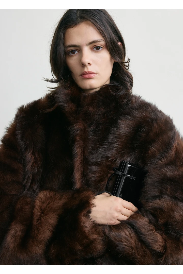 TOTEME 실키 시어링 재킷 다크 브라운의 다크 브라운컬러 3번쨰 이미지입니다.