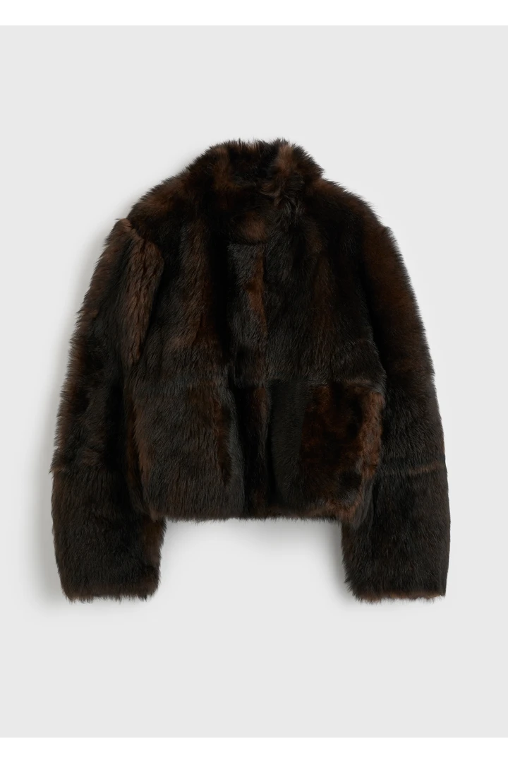 TOTEME 실키 시어링 재킷 다크 브라운의 다크 브라운컬러 4번쨰 이미지입니다.