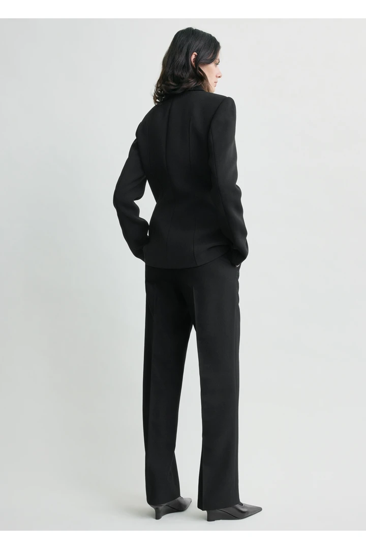 TOTEME 신치드 포켓 재킷 블랙의 블랙컬러 2번쨰 이미지입니다.