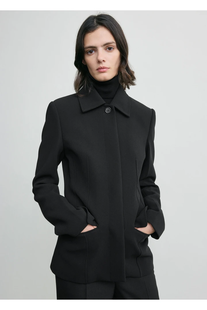 TOTEME 신치드 포켓 재킷 블랙의 블랙컬러 3번쨰 이미지입니다.