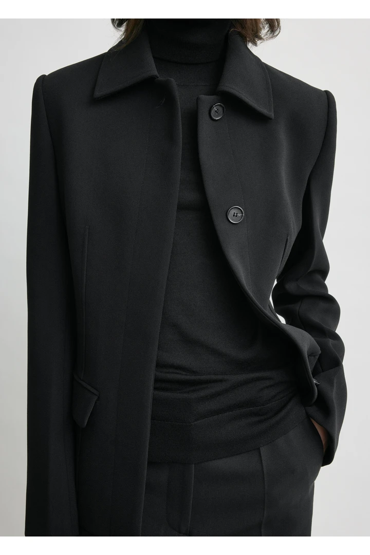 TOTEME 신치드 포켓 재킷 블랙의 블랙컬러 4번쨰 이미지입니다.