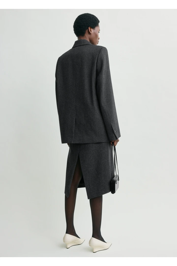 TOTEME 트윌 수트 재킷 차콜의 차콜컬러 2번쨰 이미지입니다.