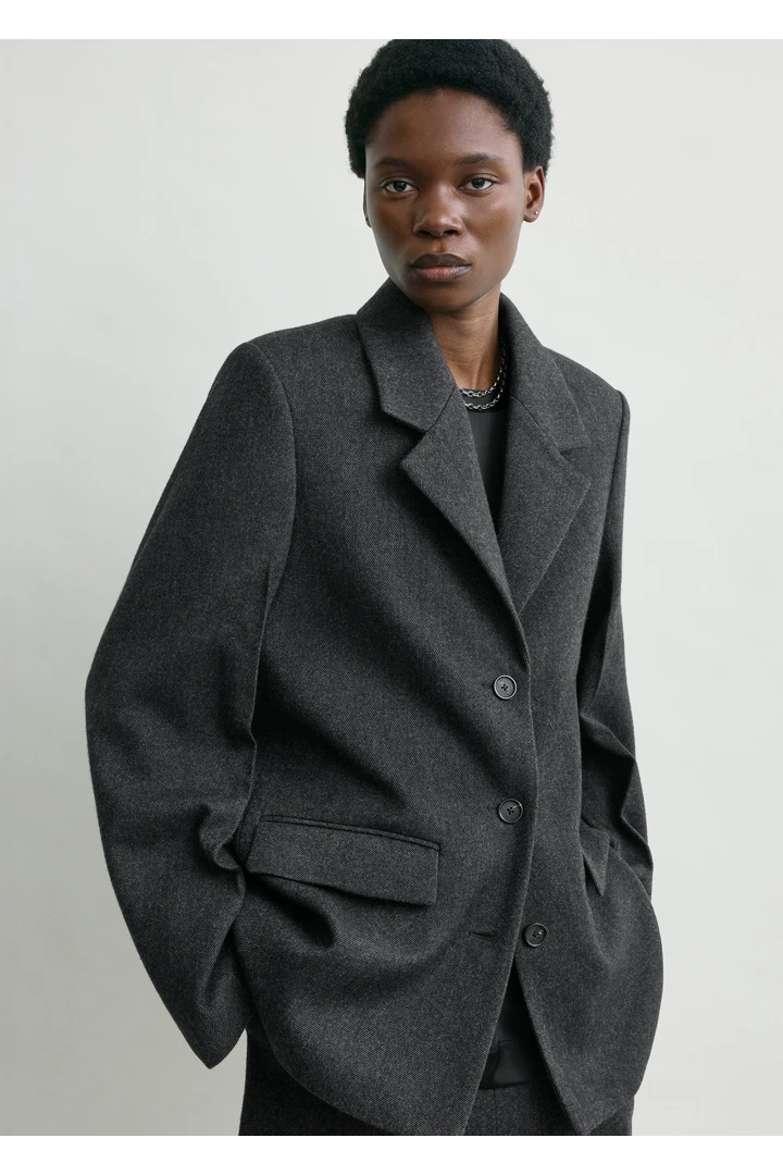 TOTEME 트윌 수트 재킷 차콜의 차콜컬러 3번쨰 이미지입니다.