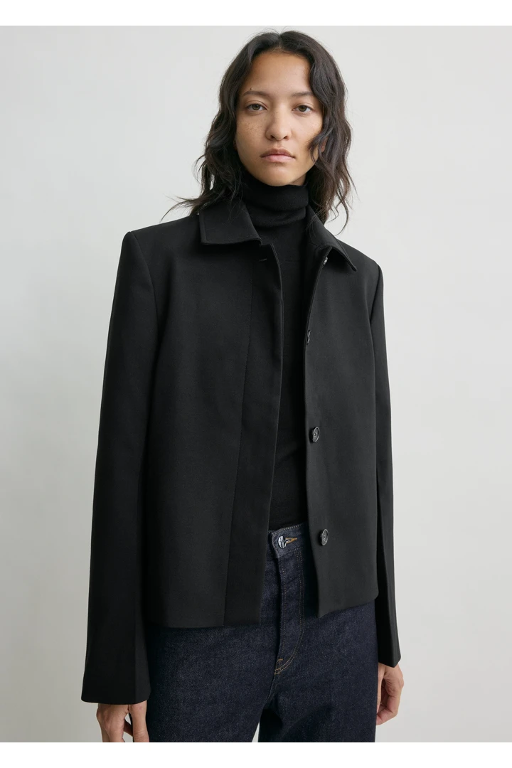 TOTEME 박시 트윌 재킷 블랙의 블랙컬러 3번쨰 이미지입니다.