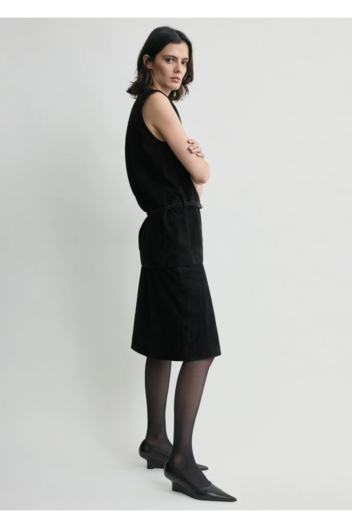 TOTEME 벨티드 스웨이드 탑 블랙의 블랙컬러 1번쨰 이미지입니다.