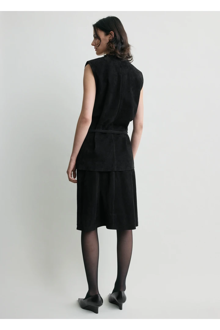 TOTEME 벨티드 스웨이드 탑 블랙의 블랙컬러 2번쨰 이미지입니다.