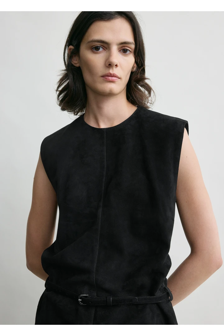 TOTEME 벨티드 스웨이드 탑 블랙의 블랙컬러 3번쨰 이미지입니다.