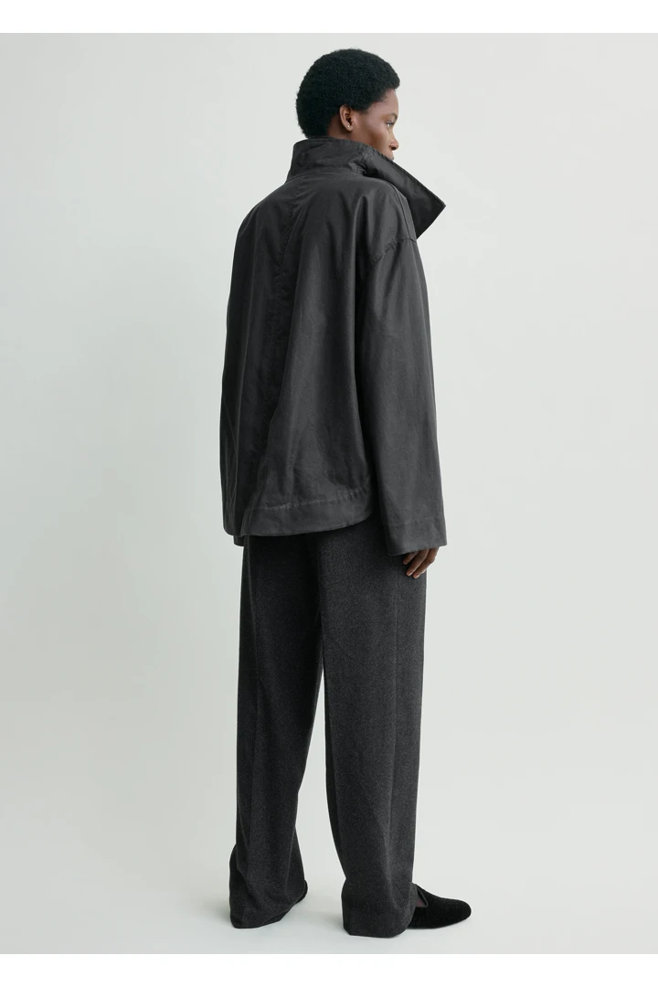 TOTEME 지퍼 컨트리 재킷 워시드 블랙의 워시드 블랙컬러 2번쨰 이미지입니다.