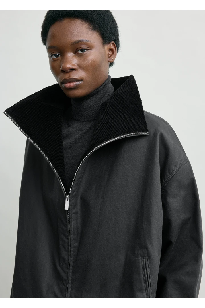 TOTEME 지퍼 컨트리 재킷 워시드 블랙의 워시드 블랙컬러 3번쨰 이미지입니다.