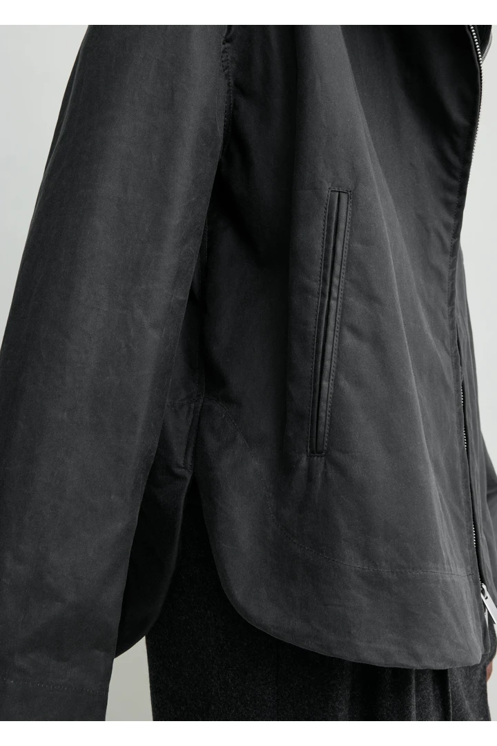 TOTEME 지퍼 컨트리 재킷 워시드 블랙의 워시드 블랙컬러 4번쨰 이미지입니다.