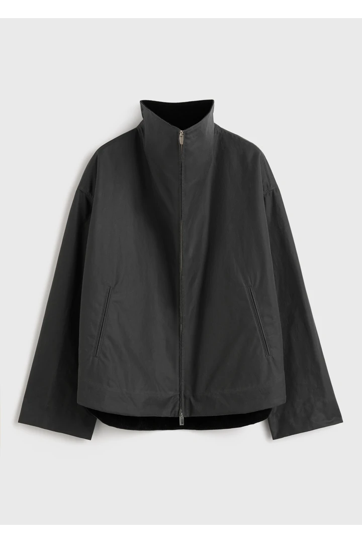 TOTEME 지퍼 컨트리 재킷 워시드 블랙의 워시드 블랙컬러 5번쨰 이미지입니다.