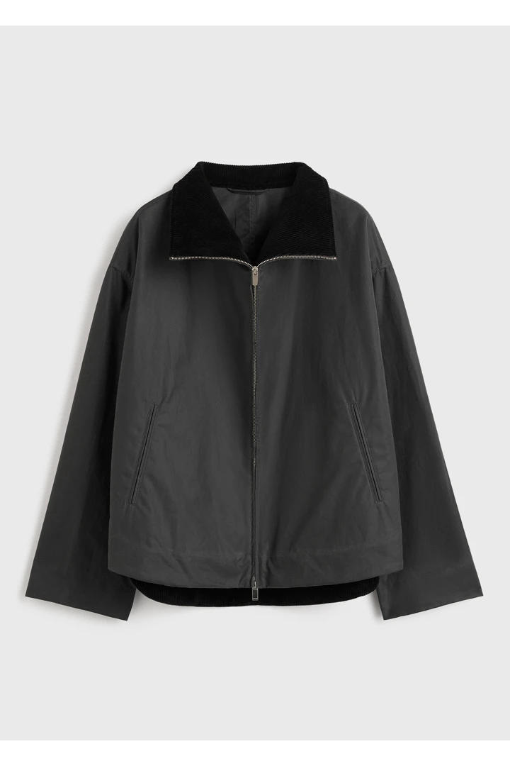 TOTEME 지퍼 컨트리 재킷 워시드 블랙의 워시드 블랙컬러 6번쨰 이미지입니다.