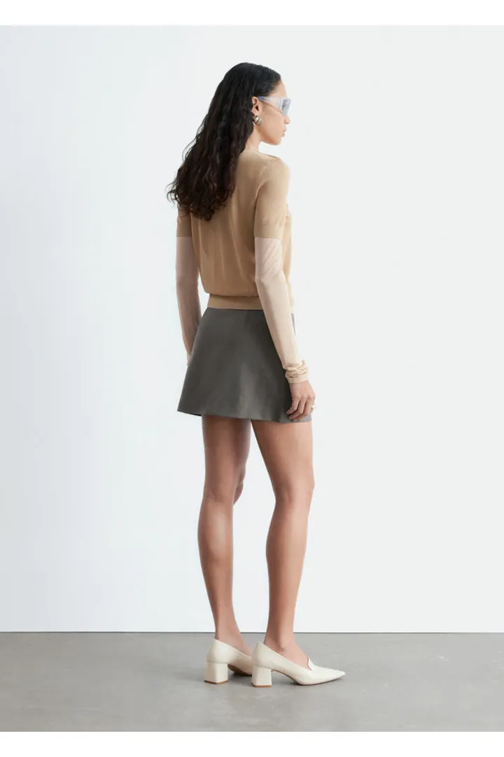 앤아더스토리즈 A 라인 미니 스커트의 다크 그레이컬러 ECOMLook입니다.