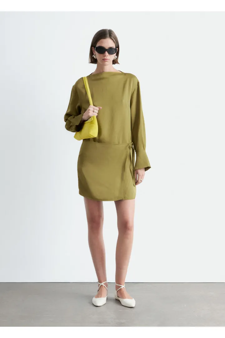 앤아더스토리즈 새틴 타이 클로저 미니 드레스의 그린컬러 ECOMLook입니다.